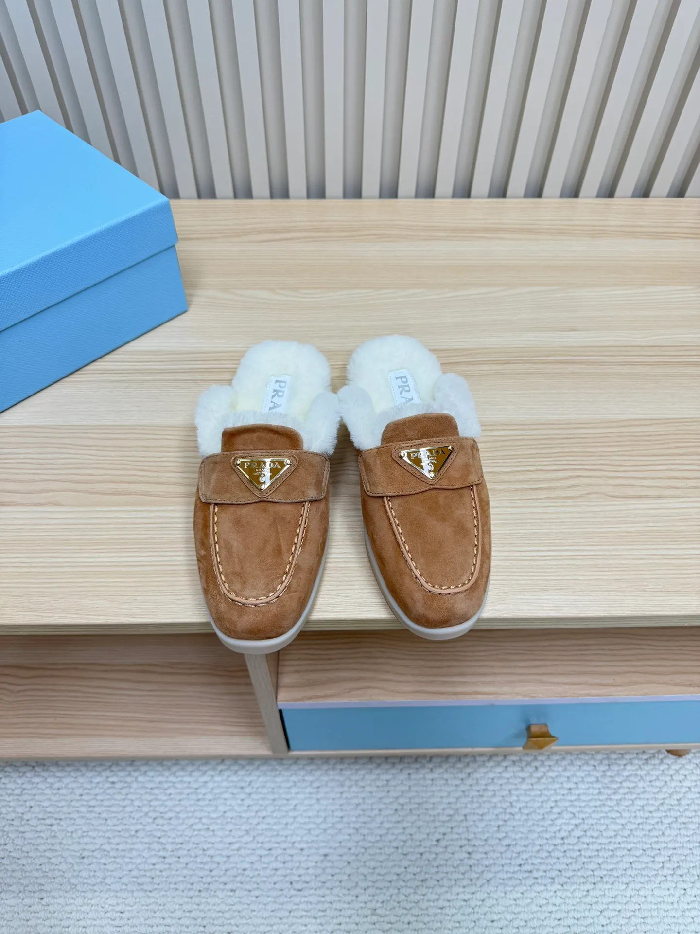 👟👟Ex-factory price 600👟👟 Prada / Prada (men and women) 24 new autumn and winter wool lining / loafers, wool collar echoes the design up and down! The Prada brand logo is outlined to highlight the high-end atmosphere! Made of sheepskin lining imported from Australia, the warmth retention effect in winter is great 👍 Fabric: Imported two-layer frosted cowhide Lining: Sheepskin imported from Australia One-piece Outsole: Original Tpu absorbent film outsole Female size: 35～41 (41 customized) Male size: 39～45 (45 customized)